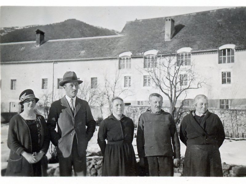 Au centre la grand mère chef détablissement pendant la guerre. Lucien Allemand grand Pierre Cucherat contremaitre